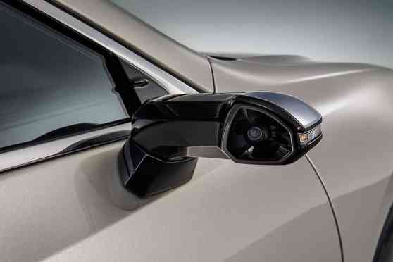 Lexus wants drivers to see better with digital side mirrors image