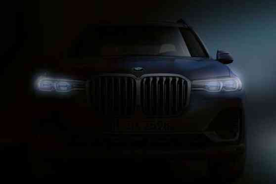 Feast your eyes on the massive grill of the BMW X7 image