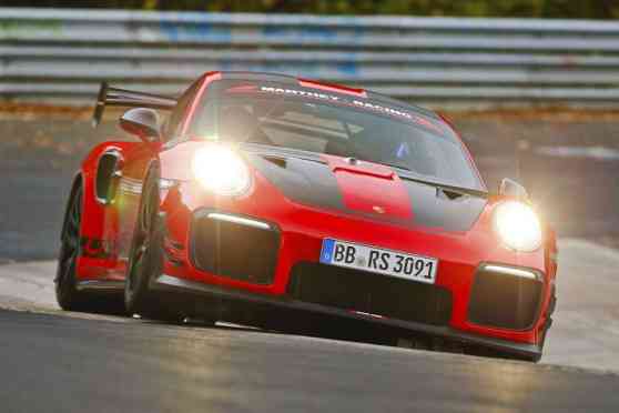 Porsche 911 GT2 RS MR sets fastest road-legal car record in Nurburgring image