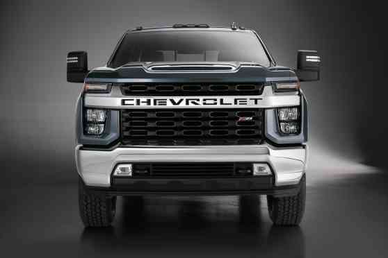 2020 Chevrolet Silverado HD looks as brutish and bulky as ever image