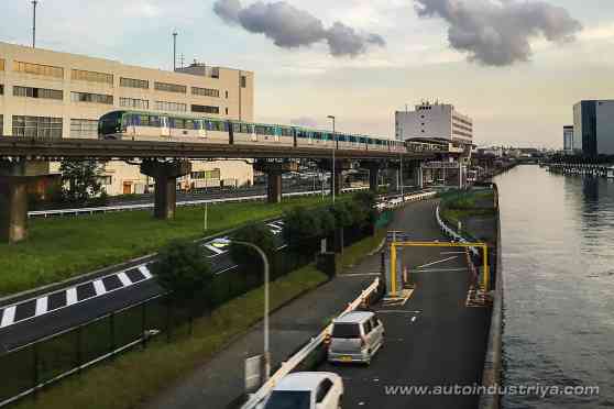 Philippine Public Transport: Road or Rail? image