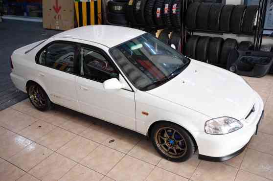 Someone is trying to sell a 2000 Honda Civic SiR for PhP 2.45 million image