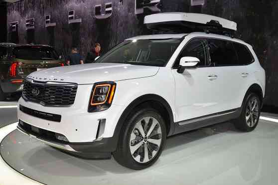 2019 Kia Telluride fires warning shots at Ford Explorer, Mazda CX-9 image