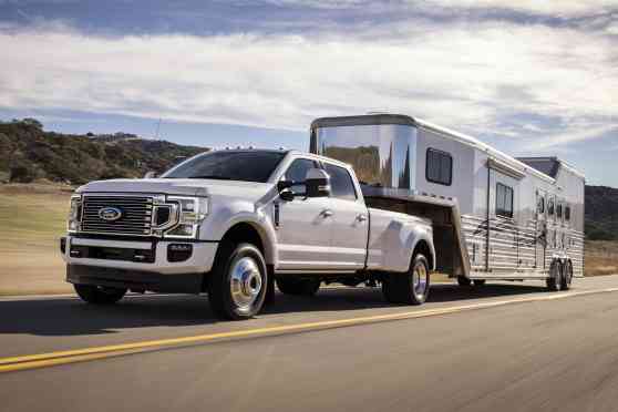 Ford stuffs massive 7.3-liter V8 in 2020 Super Duty image