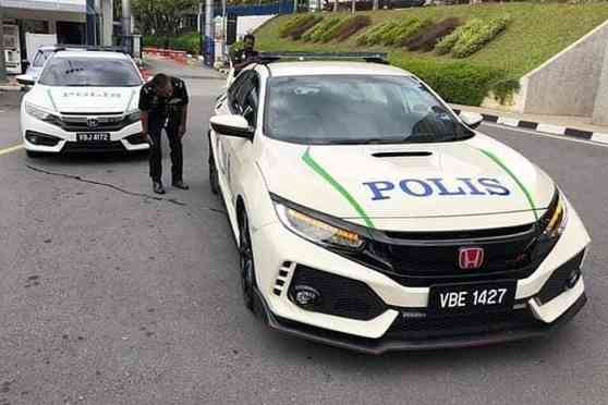 Cops in Malaysia looking at Honda Civic Type R pursuit cars image