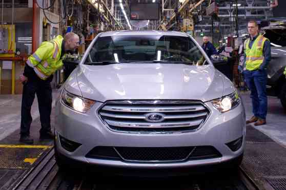 Last Ford Taurus sedan rolls off the assembly line image