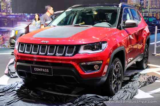 Stay on the right track with the 2019 Jeep Compass image