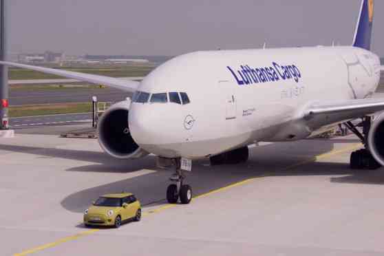 Yes, that's a Mini towing a (huge) airplane image