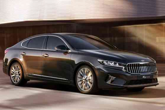 Kia keeps big sedans alive with 2020 Cadenza image