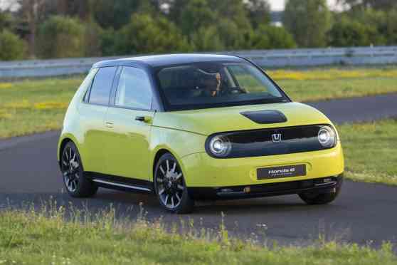The all-electric Honda e looks absolutely cute in green image