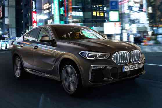 The 2020 BMW X6 and its grill are absolutely lit image