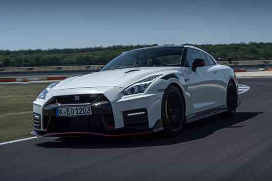 2020 Nissan GT-R NISMO shows off its track potential image