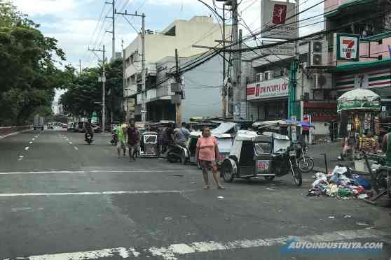 Lawmaker seeks to free roads, sidewalks from obstruction image