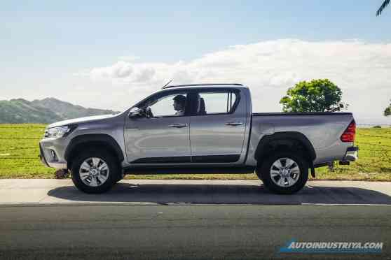 Toyota Hilux remains atop PH pickup sales image