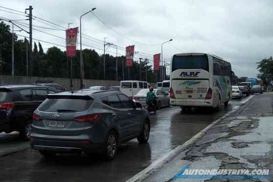 Bus commuters are pissed off at MMDA for Yellow Lane Policy image