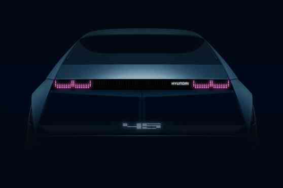 Hyundai 45 Concept has a graphic lightbar for taillights image