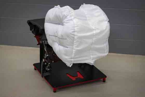 Honda's four-chamber airbag system improves head protection image