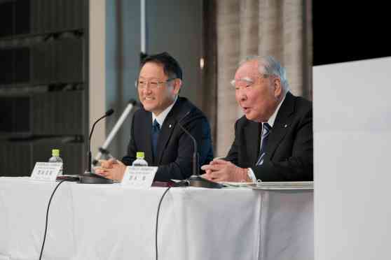 Toyota and Suzuki buy stakes... in each other image