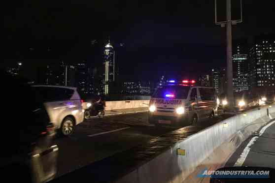 MMDA follows order to escort emergency vehicles image