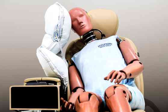 Hyundai's new airbag to stop occupants from hitting each other image