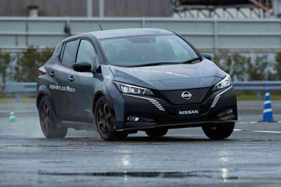 Nissan wants to beat Civic Type R with dual-motor Leaf image