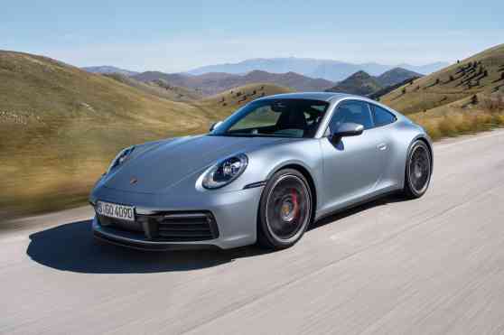 Porsche is bringing back manual gearbox for 911 Carrera image