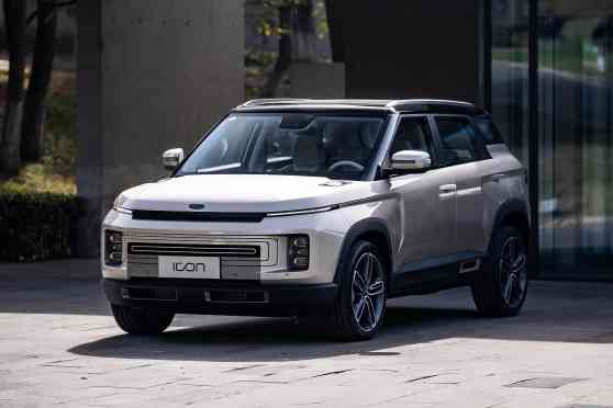 Geely Icon crossover really reminds us of the Range Rover Evoque image