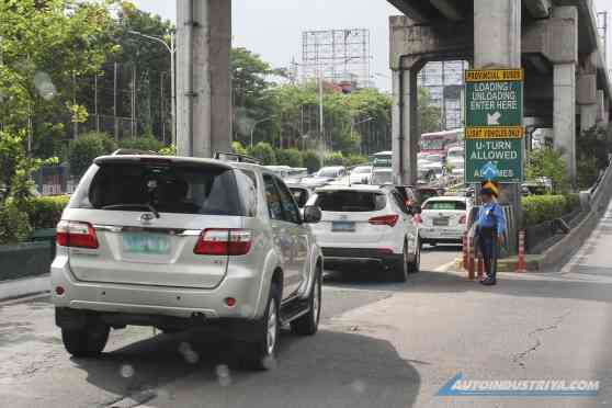 Congressman suggests closing U-turn slots to ease EDSA traffic image