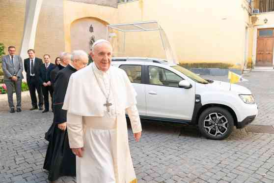 This modest crossover is the new Popemobile of His Holiness image