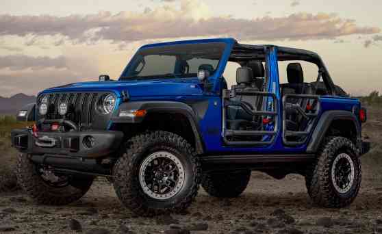 Jeep loaded this Wrangler with all kinds of off-road parts image