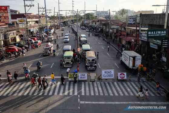 Part of R-2 Road going to Bacoor closed for CAVITEX construction image