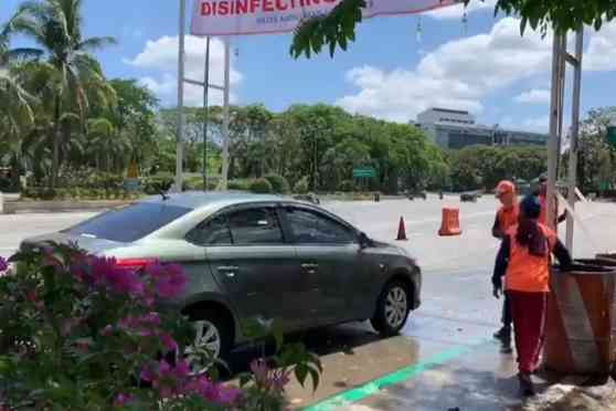 Netizens poke fun at QC de-tabo "disinfecting" station image