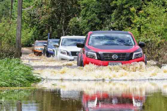Thai factory for Nissan Navara, Terra suspends production today image