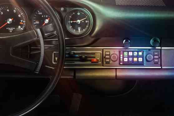 Porsche offers modern head unit with Apple CarPlay for vintage 911s image