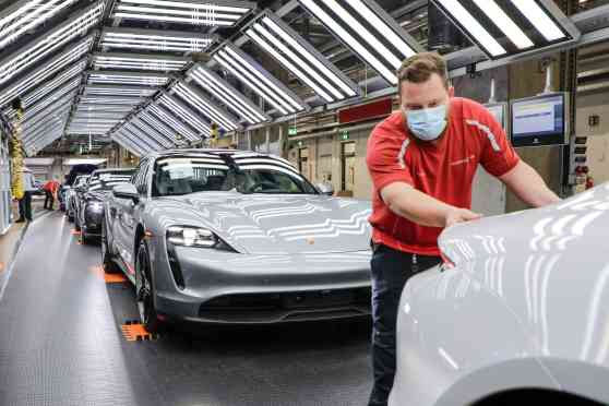Porsche restarting sports car production on May 4 image