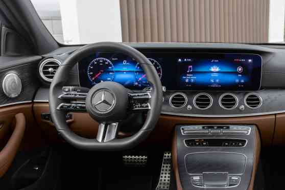 Mercedes-Benz to replace steering wheel buttons with touchpads image
