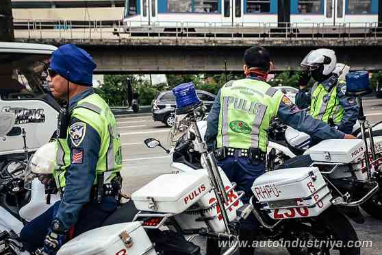 Motorcycle-riding PNP-HPG officers conduct random vehicle inspections image