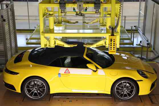 Porsche 911, 718 customers can watch their cars being built online image