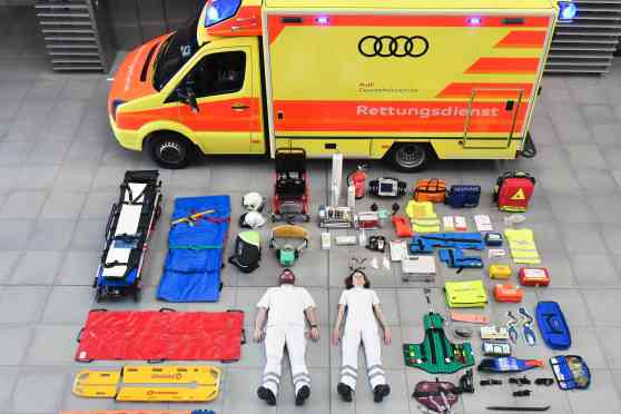 Audi's paramedics try out the Tetris Challenge image