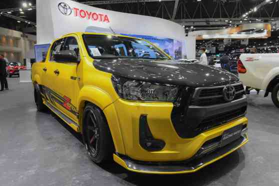 This slammed Toyota Hilux gets a carbon fiber diet image