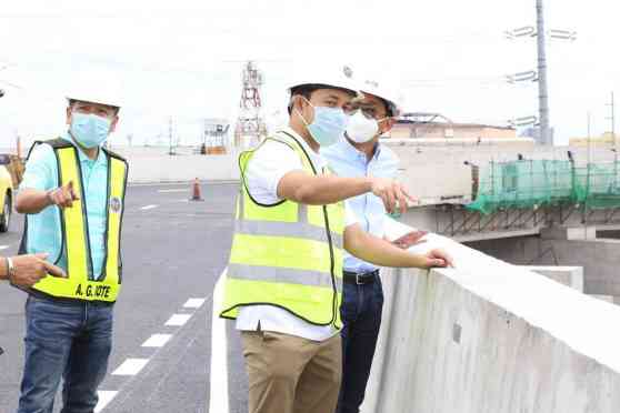 DPWH Secretary Mark Villar under quarantine after positive PCR test image
