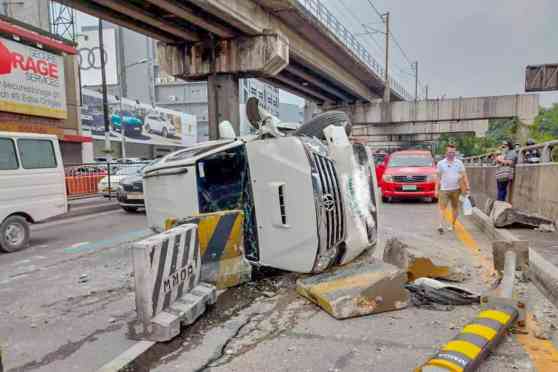 Drunk and distracted drivers keep crashing into barriers, says MMDA image