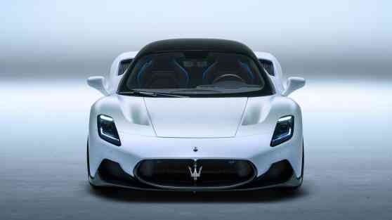 Maserati re-enters supercar realm with MC20 twin-turbo V6 image