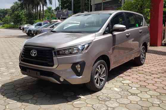 Did this Toyota dealer accidentally leave a 2021 Innova outside? image