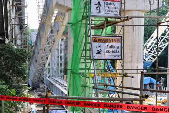 SFEX bridge girder collapse kills 2, NLEX Corp and Subic investigating image