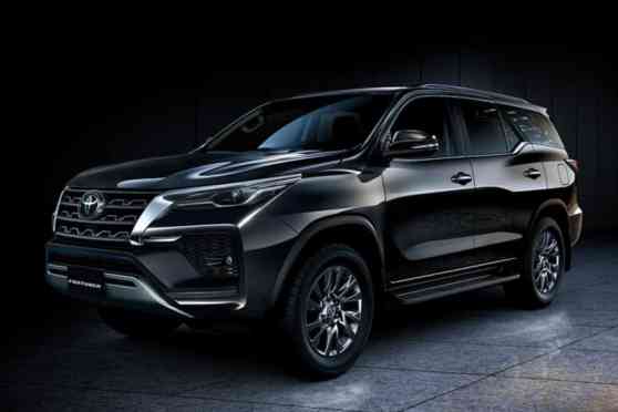 This is the 2021 Toyota Fortuner with FJ Cruiser's 4.0L V6 image