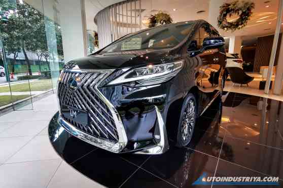 Vanning First Class: An up close look at the Lexus LM 350 image