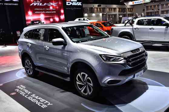 The mid-size SUV wars just got hotter this decade image