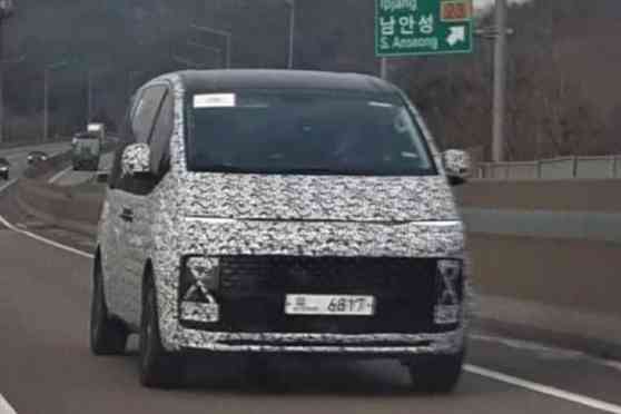 Next-gen Hyundai Starex (sort of) shows its new face image