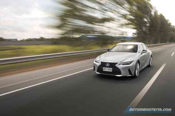 2021 Lexus IS 300h Premier image